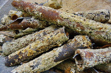 tas de tuyaux rouill&eacute;s