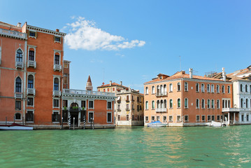 Fototapeta na wymiar facades of houses along grand canal, Venice