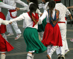 Baile tradicional vasco en un espectáculo callejero