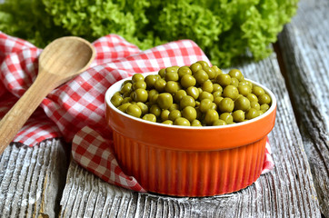 Preserved green peas.