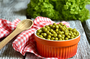 Preserved green peas.
