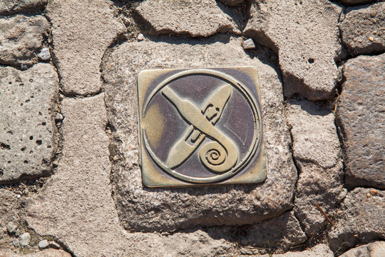 Indication de circuit touristique au sol &agrave; Locronan, Finist&egrave;re
