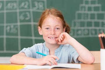 fröhliches kleines mädchen in der schule