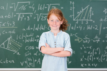 kleines mädchen vor komplizierten formel