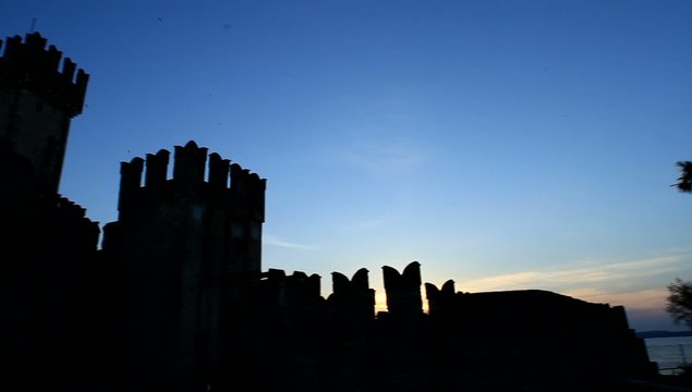 Castello di Sirmione all'alba