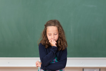 trauriges mädchen in der schule