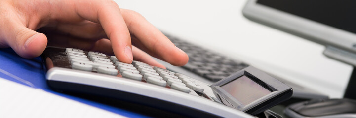 businessmann macht die buchhaltung