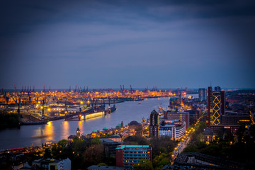 Fototapeta na wymiar Hamburg bei Nacht von oben