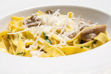 Fettuccine with mushrooms and cheese