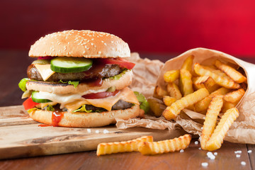 risen burger auf dem tisch