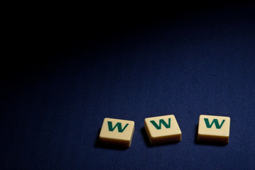 Obraz premium World wide web www plastic letter symbol on blue background