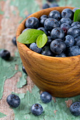 blueberry in a bowl on wooden surface
