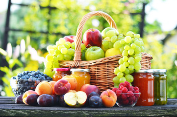 Fototapeta premium Świeże dojrzałe organicznie owoc w ogródzie. Zbilansowana dieta