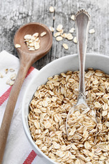 Müslischüssel mit Haferflocken & Löffel