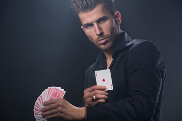 Magier mit Kartentrick