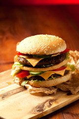 risen burger auf dem tisch