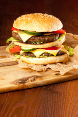 risen burger auf dem tisch
