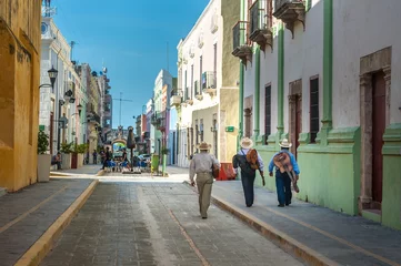 Foto op Plexiglas Mariachi in de straten van de koloniale stad Campeche, Mexico © javarman