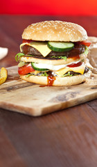 risen burger auf dem tisch