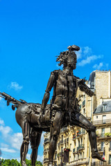 Fototapeta premium Moderne Ritterstatue vor Appartementhaus in Paris