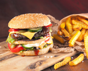 risen burger auf dem tisch