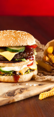 risen burger auf dem tisch