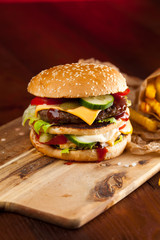 risen burger auf dem tisch