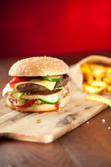 risen burger auf dem tisch