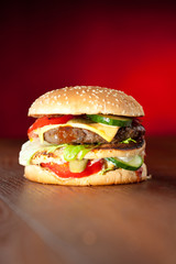 risen burger auf dem tisch