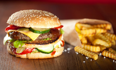 risen burger auf dem tisch