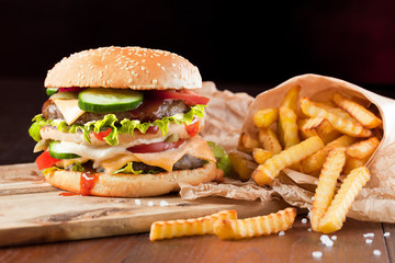 risen burger auf dem tisch