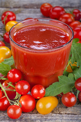 Tomato juice with yellow and red tomatoes
