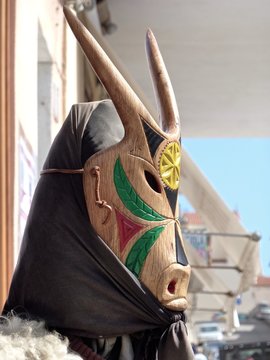 tradizionale maschera in legno della Sardegna