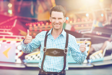 Obraz premium Man in Bavarian Lederhosen doing thumbs up