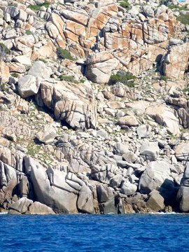 scogliera a picco sul mare