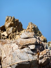 Fototapeta na wymiar rocce di granito contro il cielo blu