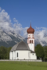 Fototapeta na wymiar Dorfkirche in Leutasch