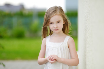 Naklejka premium Adorable preschooler girl portrait outdoors