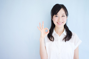 OKのジェスチャーをする女性