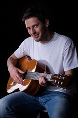 Obraz premium Male guitarist with guitar