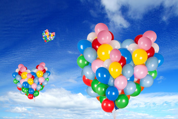 bunte Herzen aus Luftballons