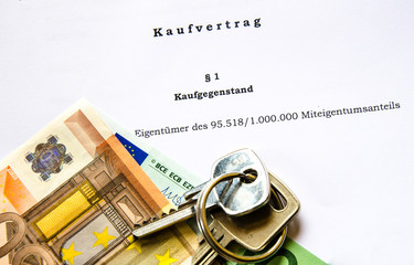 Kaufvertrag mit Euroscheinen und Schluessel