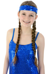 Teenager in blauem Disko-Kleid