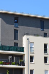 Immeuble récent avec balcon