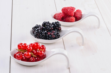 Frutti di bosco : ribes, more, lamponi