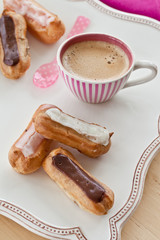 Kleine Eclairs mit Kaffee