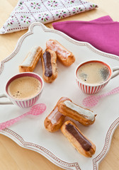 Kleine Eclairs mit Kaffee