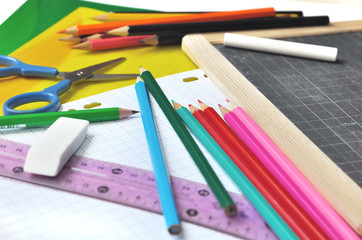 crayons,règle,ardoise