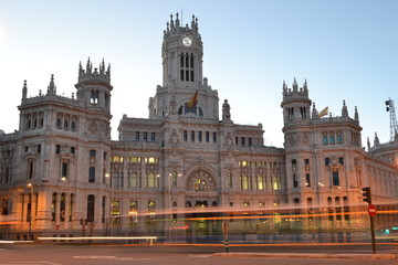 Fototapeta na wymiar communication palace with rays of car lights, Madrid, Spain