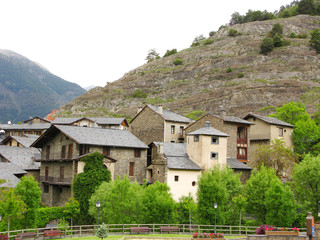 Fototapeta na wymiar Little village in Pyrenees